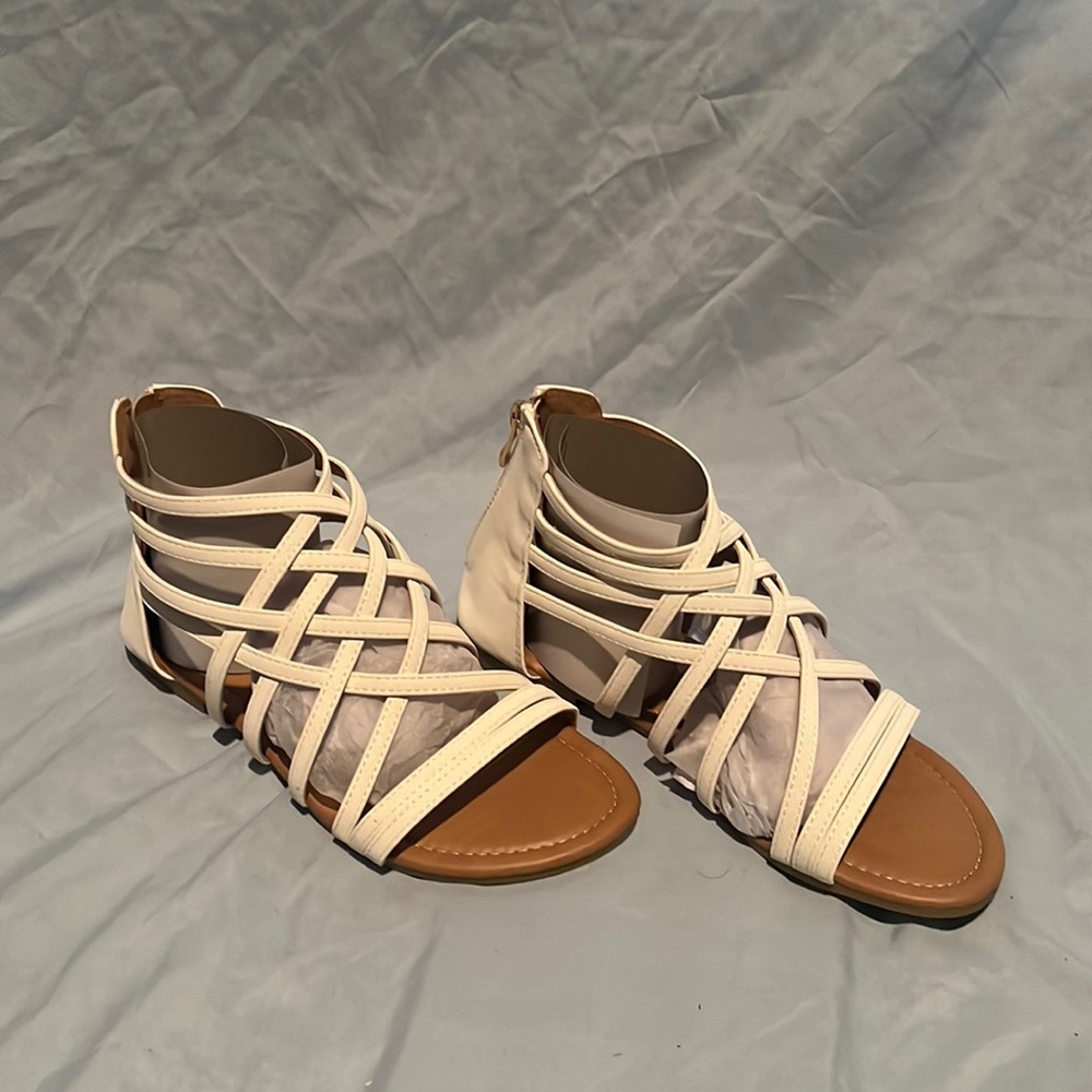 JOURNEE COLLECTION Womens White Closed Back Round Toe Zip-Up Gladiator Sandles